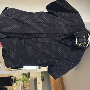 Nice fitted men’s short sleeve dotted button up.